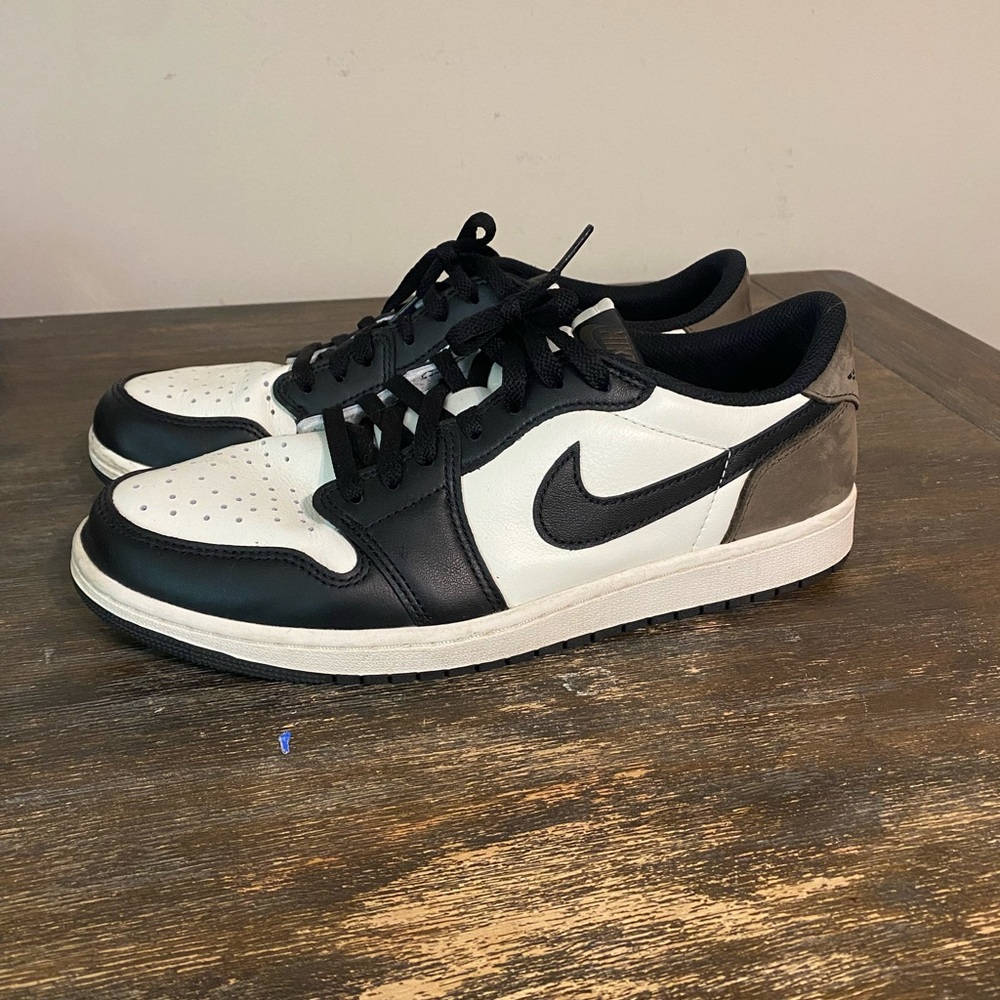 Jordan 1 low OG size 11 Mocha color way in good condition!